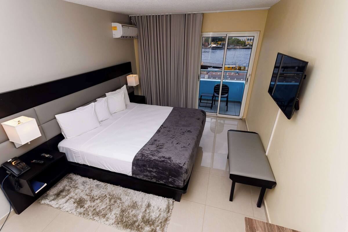 Standard Room, 1 Katil Raja (King), Balcony, Harbour View (Balcony ) | Peralatan tempat tidur premium, peti besi dalam bilik, meja 