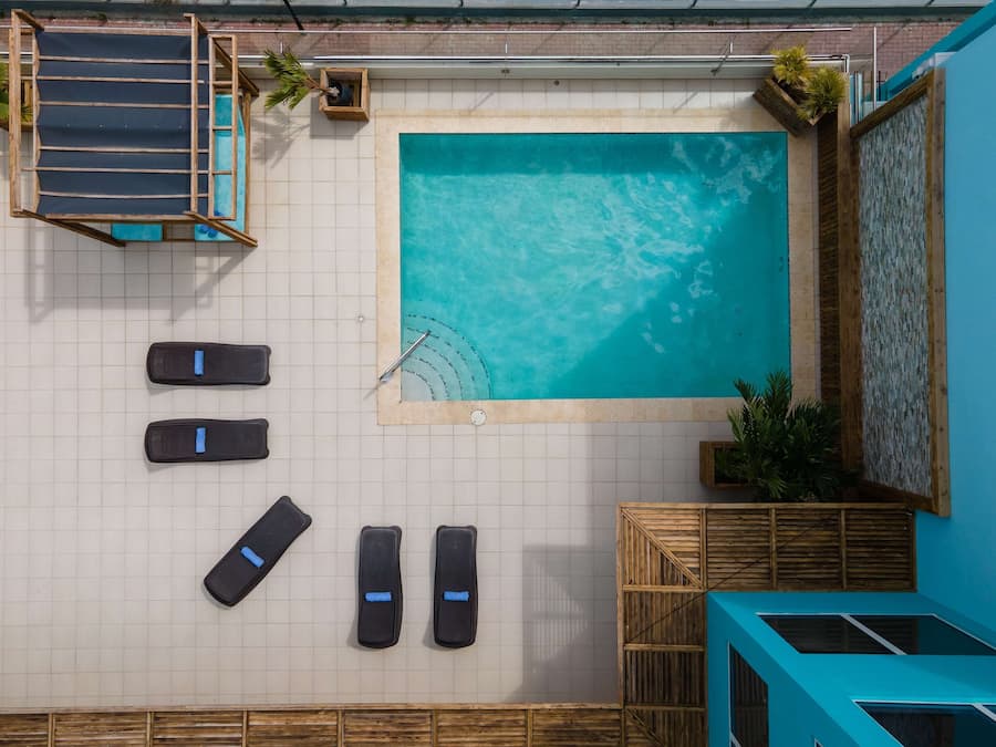 Una piscina al aire libre, sillones reclinables de piscina