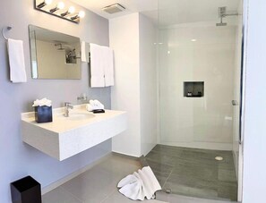 Suite, 2 Queen Beds, Non Smoking | Bathroom | Shower, free toiletries, towels - Brion City Hotel, BW Signature Collection (Willemstad)