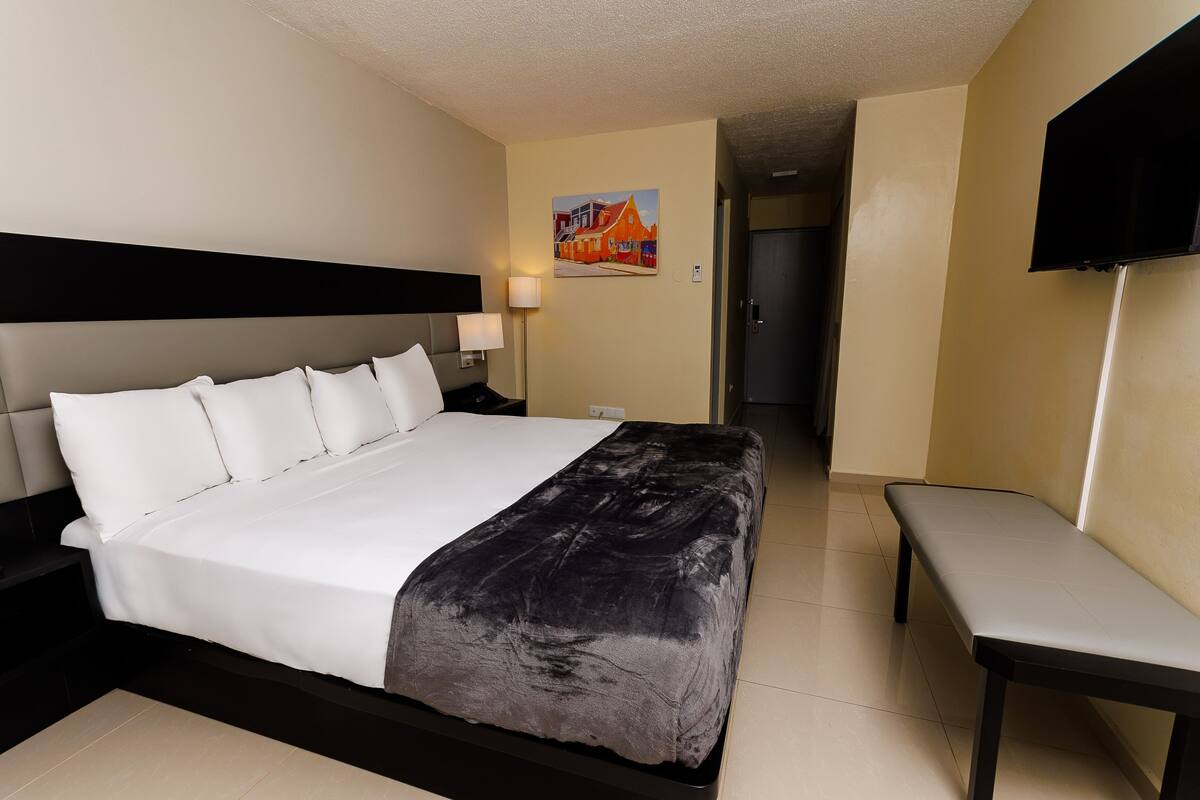 Standard Room, 1 Katil Ratu (Queen), Non Smoking | Peralatan tempat tidur premium, peti besi dalam bilik, meja 