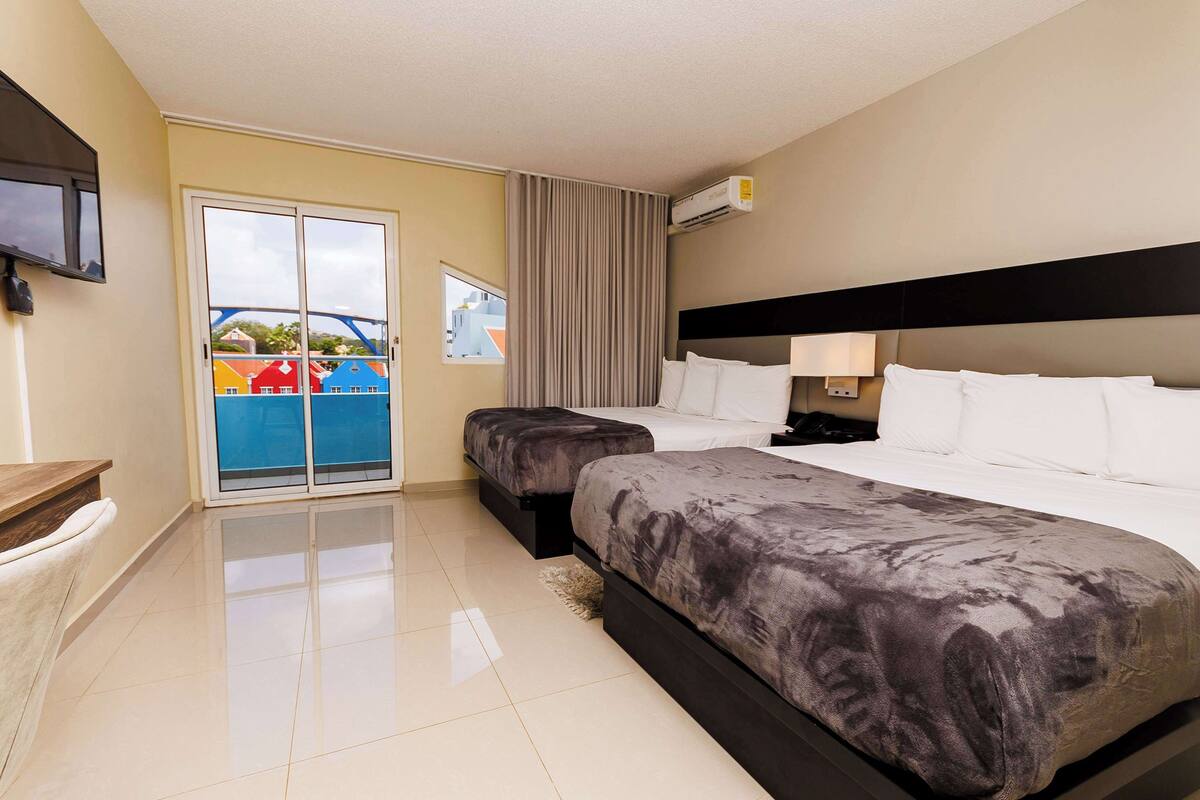 Standard Room, 2 Katil Ratu (Queen), Balcony, City View (Balcony ) | Peralatan tempat tidur premium, peti besi dalam bilik, meja 