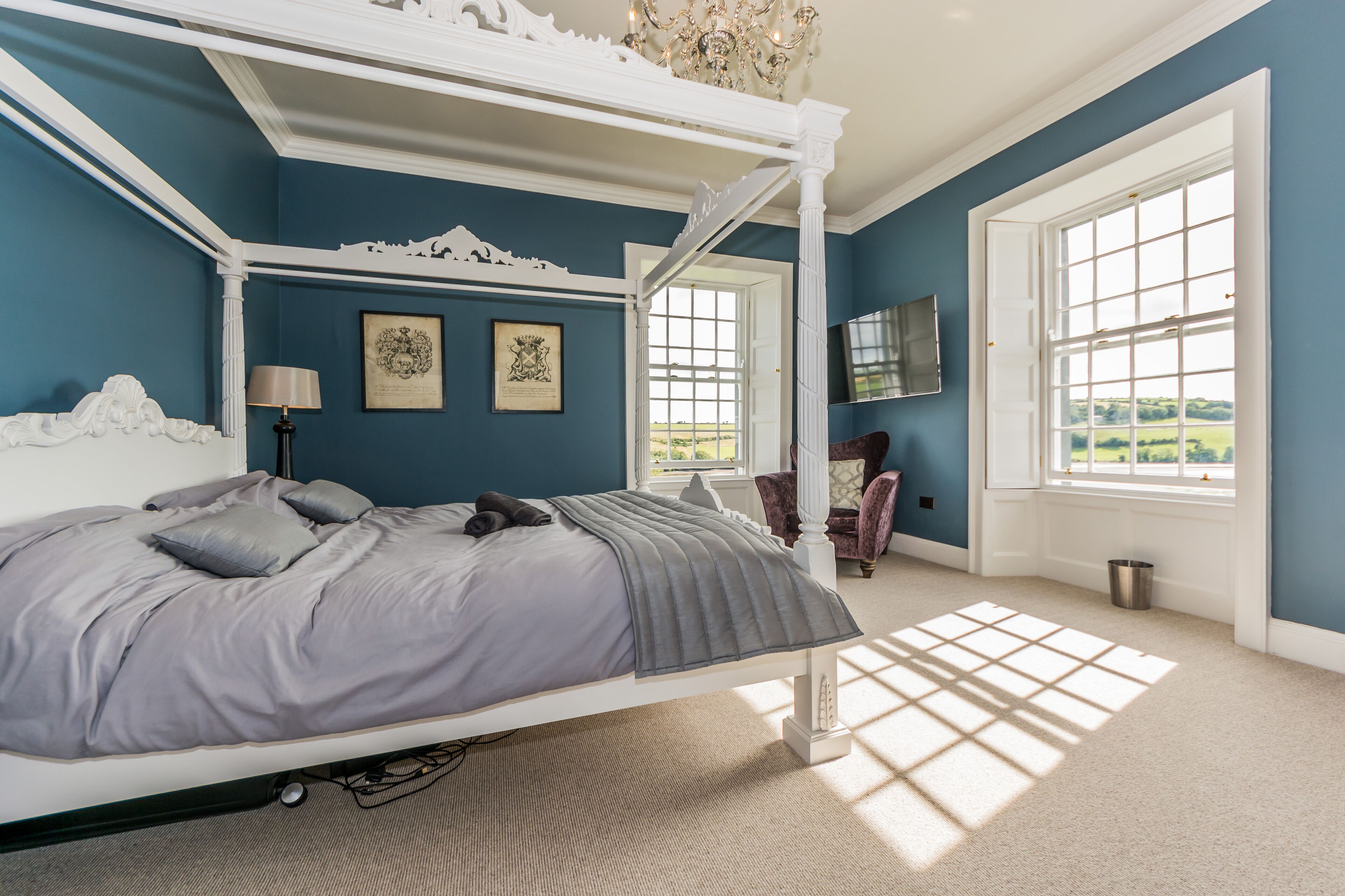 8 habitaciones, escritorio y tabla de planchar con plancha 