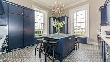 Kylskåp, mikrovågsugn, ugn och spishäll