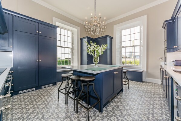 Køleskab, mikrobølgeovn, ovn, kogeplade