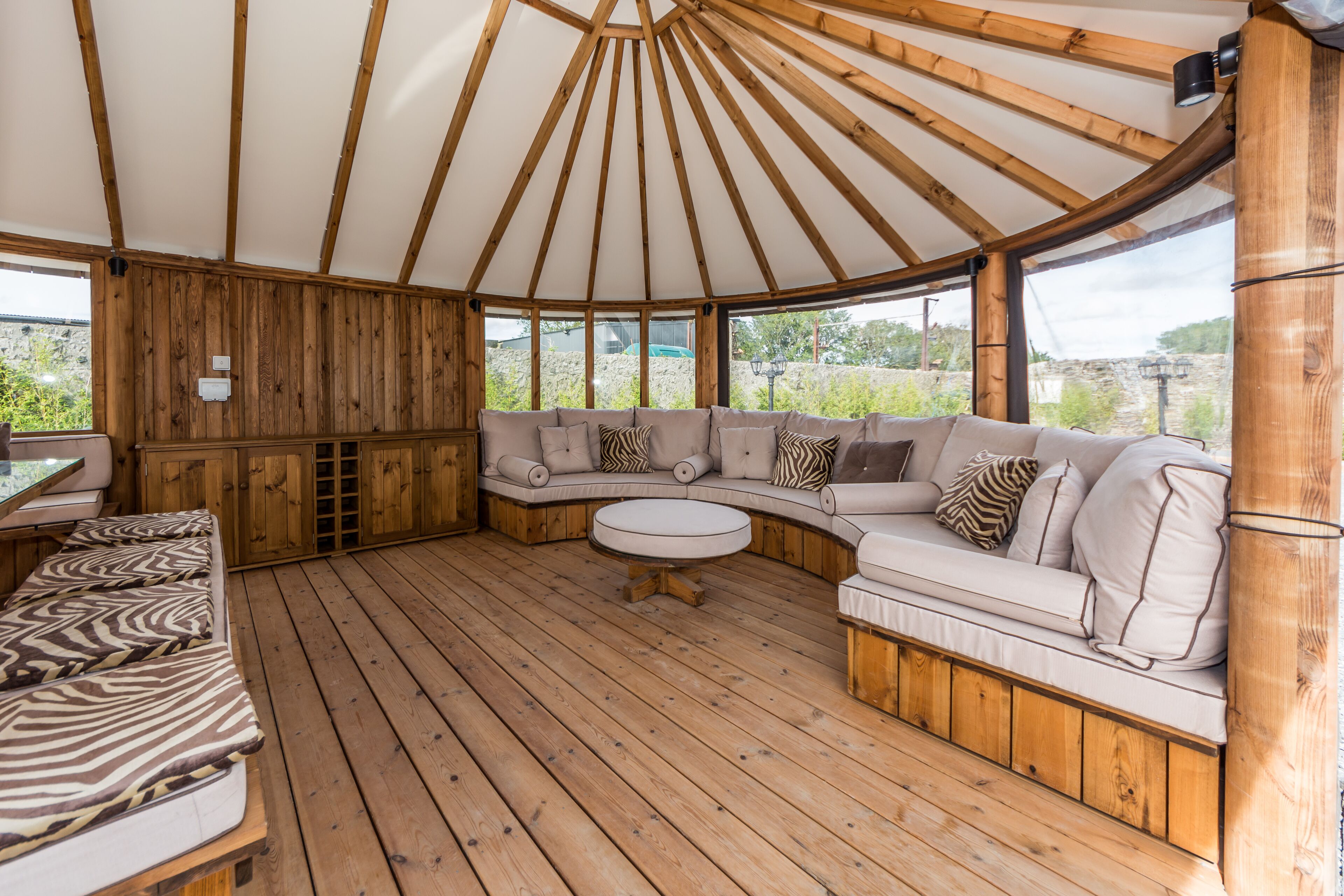 Smart-TV, Kamin, Tischfußball