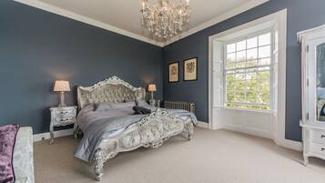 8 chambres, bureau, fer et planche Ă  repasser, lit parapluie