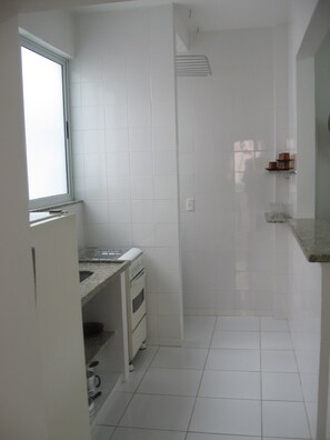 Geladeira, cooktop, mesas de jantar