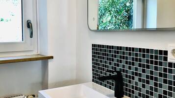 Dusche, Haartrockner, Handtücher, Seife