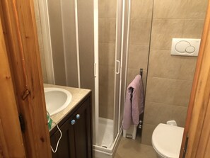 Regadera, secadora de cabello, bidet, jabón 