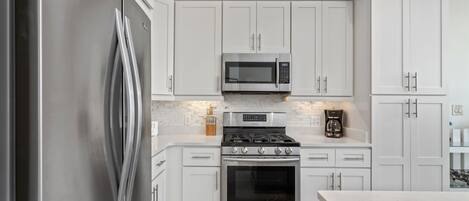 Jääkaappi, mikroaaltouuni, uuni, liesi