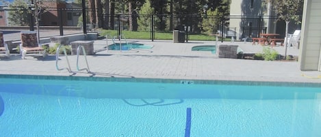 Condo, 2 habitaciones | Alberca | Alberca al aire libre