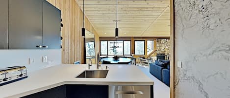 Condo, 3 Bedrooms | Private kitchen