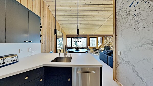 Appart'hôtel, 3 chambres | Cuisine privée | Réfrigérateur, four, cafetière/bouilloire, grille-pain