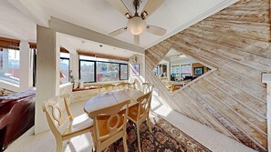 Kondominium, 2 kamar tidur | Tempat makan