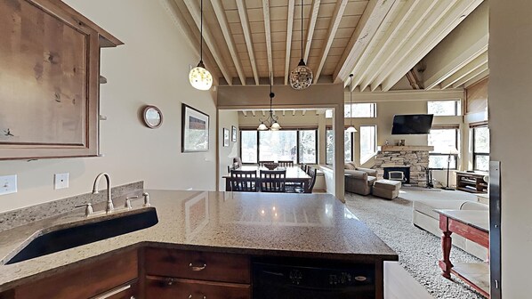 Condo, 4 Bedrooms | Private kitchen