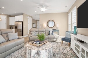 Casa, 5 habitaciones | Zona de estar | Una Smart TV
