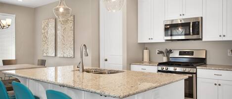 House, 5 Bedrooms | Private kitchen | Fridge, oven, coffee/tea maker, toaster