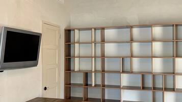 3 bedrooms, desk, iron/ironing board, WiFi