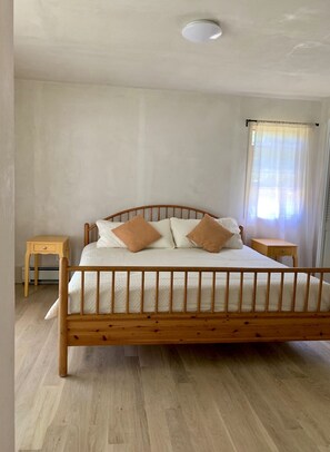 3 bedrooms, desk, iron/ironing board, WiFi