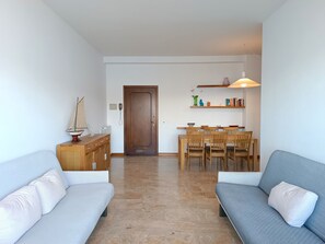 Appartamento, 1 camera da letto | Area soggiorno | TV a schermo piatto 36 pollici con canali via cavo, TV