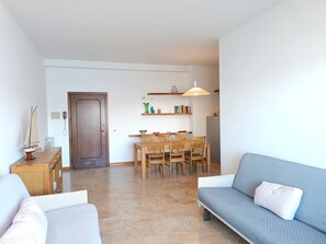 Apartment, 1 Schlafzimmer | Wohnbereich | 36-Zoll-Flachbildfernseher mit Kabelempfang, Fernseher