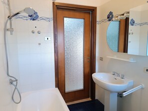 Apartment, 1 Schlafzimmer | Badezimmer | Duschwanne, Regendusche, Bidet, Handtücher