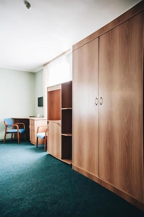 Minibar, Schreibtisch, kostenloses WLAN