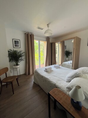 2 chambres, fer et planche à repasser, Wi-Fi, draps fournis