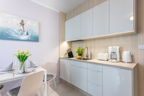 ثلاجة، موقد طهي مسطح، غسالة أط�باق، ماكينة لصنع القهوة/الشاي