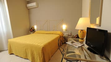 Doppel- oder Zweibettzimmer | Minibar, Zimmersafe, Schreibtisch, kostenloses WLAN