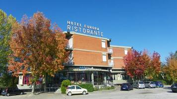 Vista frontal de la propiedad