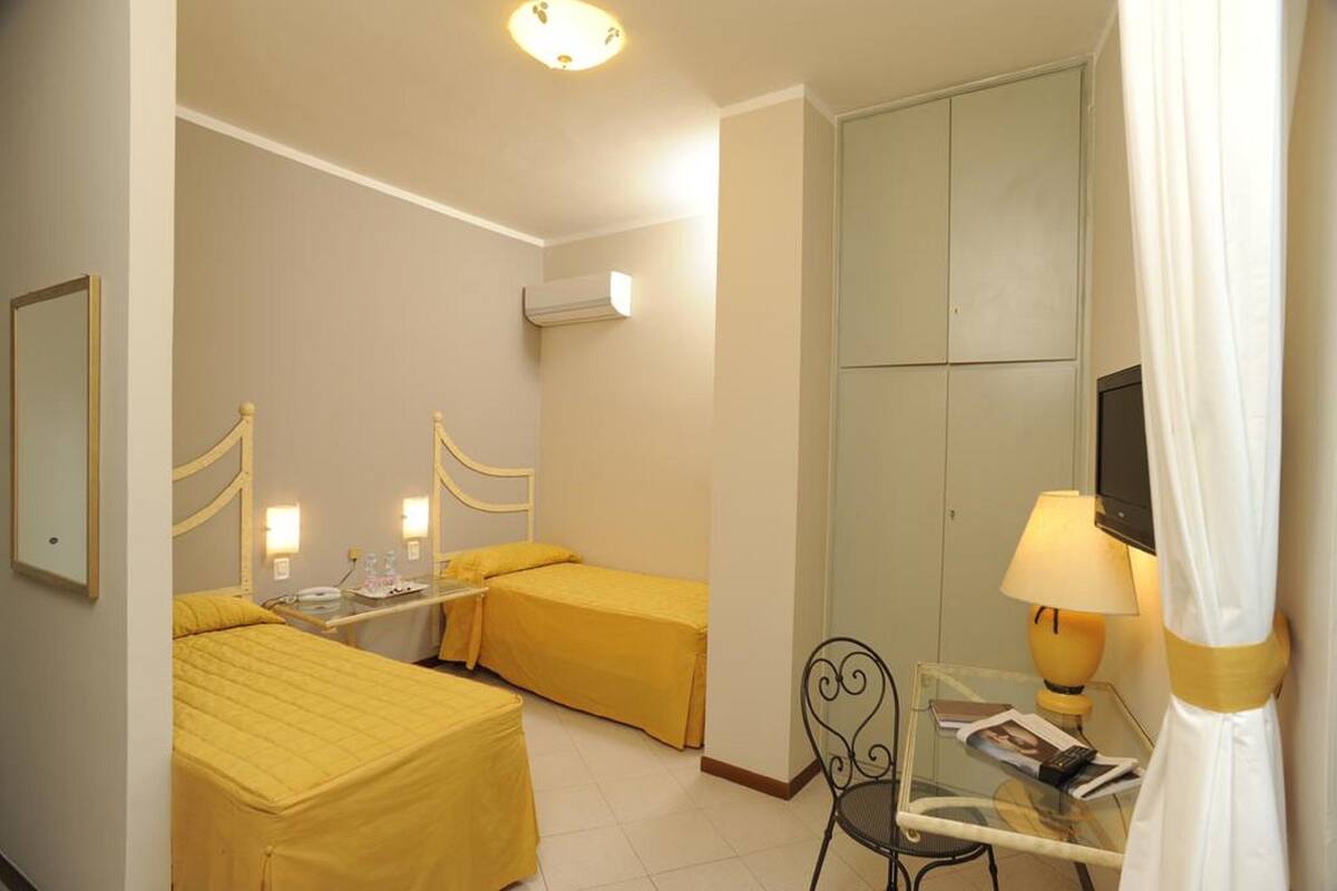 Quarto quádruplo | Frigobar, cofres nos quartos, escrivaninha, Wi-Fi de cortesia