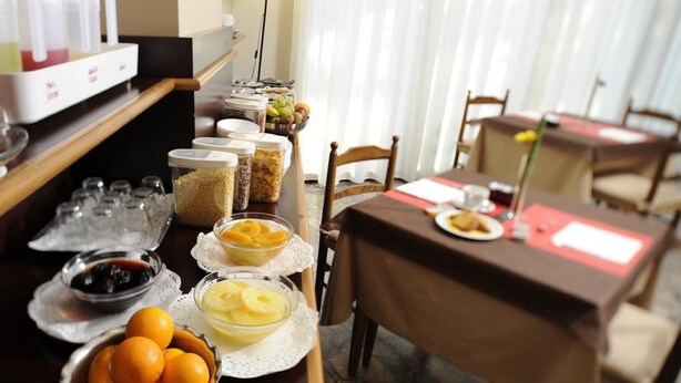 Um buffet de café da manhã com diversos alimentos e acompanhamentos.