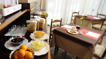 Café da manhã com buffet grátis todos os dias