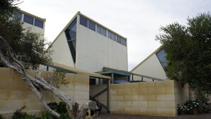 Un bâtiment doté d’une architecture originale, caractérisé par un toit en pente et de grandes fenêtres.