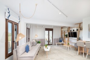 Televisión, consola de videojuegos, tenis de mesa y estéreo