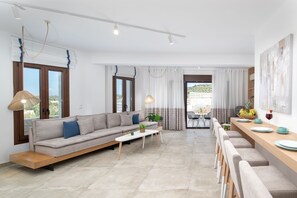 Televisión, consola de videojuegos, tenis de mesa y estéreo