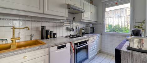 Réfrigérateur, micro-ondes, four, plaque de cuisson