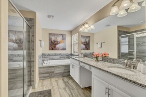 House (6 Bedrooms) | Bathroom | Bathtub, hair dryer, towels