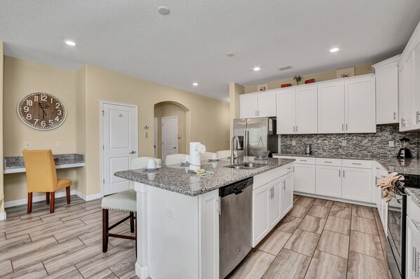 Talo (6 Bedrooms) | Yksityinen keittiö | Jääkaappi, mikroaaltouuni, uuni, liesi