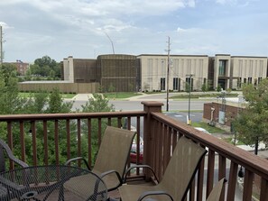 Outdoor dining - Downtown Luxury Home — 3-mins to Broadway (Nashville)