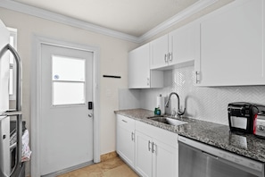 冰箱、微波炉、烤箱、炉灶