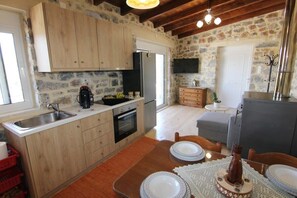 Fridge, oven, stovetop, coffee/tea maker