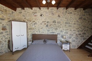 Iron/ironing board, travel crib, WiFi, bed sheets