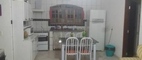 Geladeira, fogão, cooktop, talheres/pratos/utensílios de cozinha
