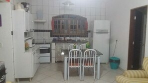 Fridge, oven, stovetop, cookware/dishes/utensils - corral beach house (SP)