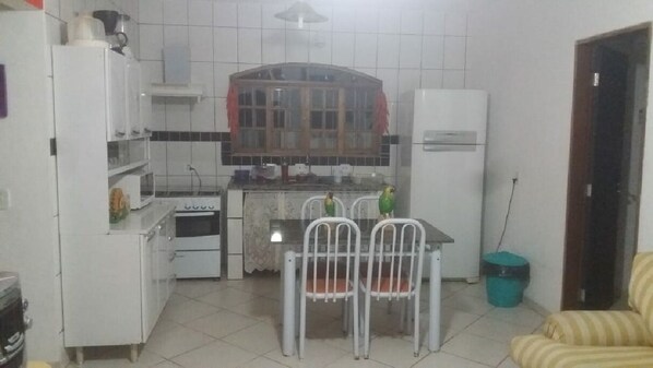Geladeira, fogão, cooktop, talheres/pratos/utensílios de cozinha