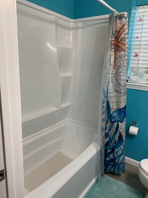 Combined shower/bathtub, hair dryer, towels, soap - Steps from the beach (Surfside Beach)