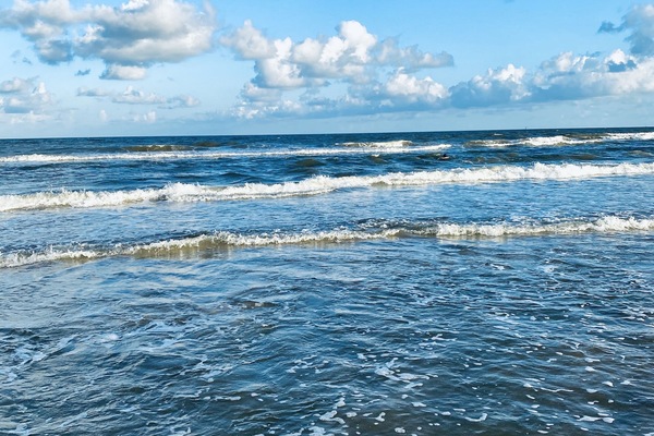 Una spiaggia nelle vicinanze, lettini da mare, teli da spiaggia