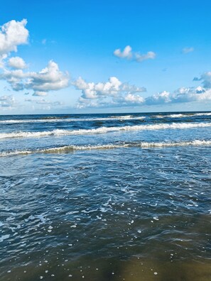 Beach nearby, sun-loungers, beach towels - Steps from the beach (Surfside Beach)